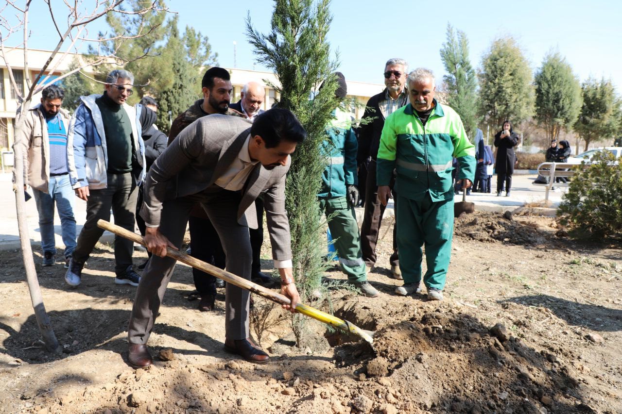 غرس نهال به مناسبت روز درختکاری روز درختکاری شاهین شهر