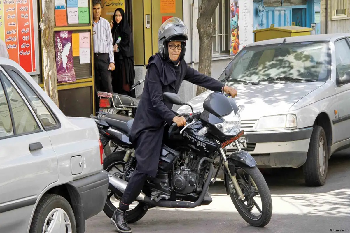 گواهینامه موتورسیکلت برای بانوان همچنان ممنوع