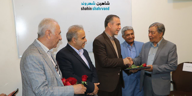 دیدار فرماندار با اعضای کانون بازنشستگان نفت شاهین شهر فعالیت های فرهنگی و تقدیر از نویسندگان کانون