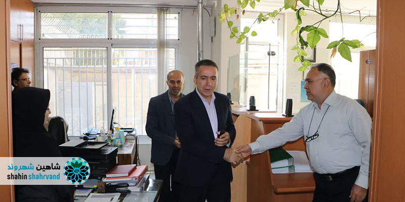 بازدید فرماندار شاهین شهر و میمه از اداره بیمه سلامت شهرستان
