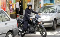 گواهینامه موتور سیکلت برای بانوان همچنان ممنوع
