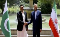 وزیر خارجه پاکستان: محکم پشت ایران ایستاده‌ایم